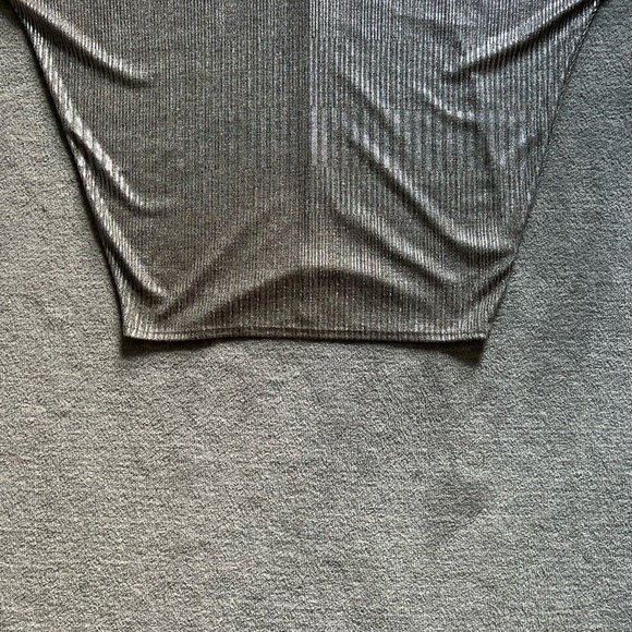 Kim & Cami Silver Metallic Top - Picture 5 of 10